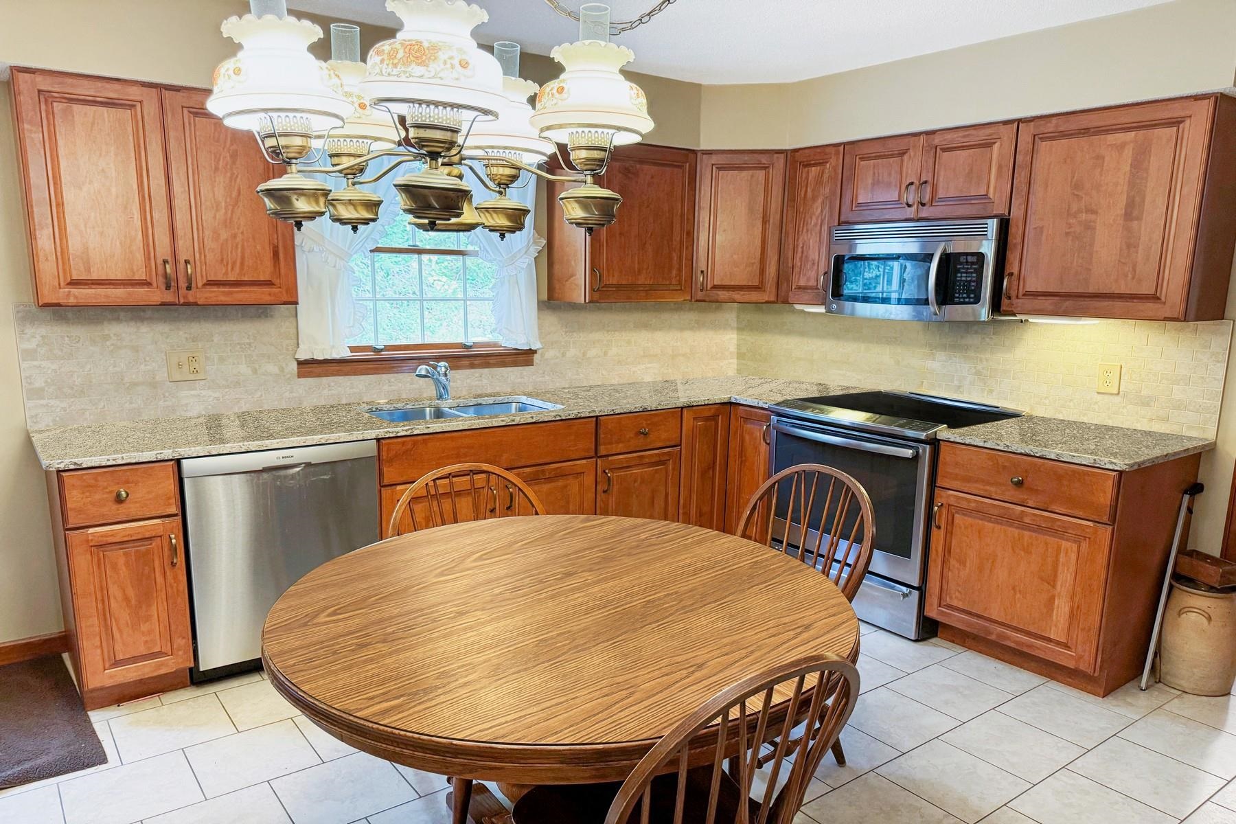 27 Georgeanna Boulevard Rutland Town, VT 05701 - Photo 2 of 28