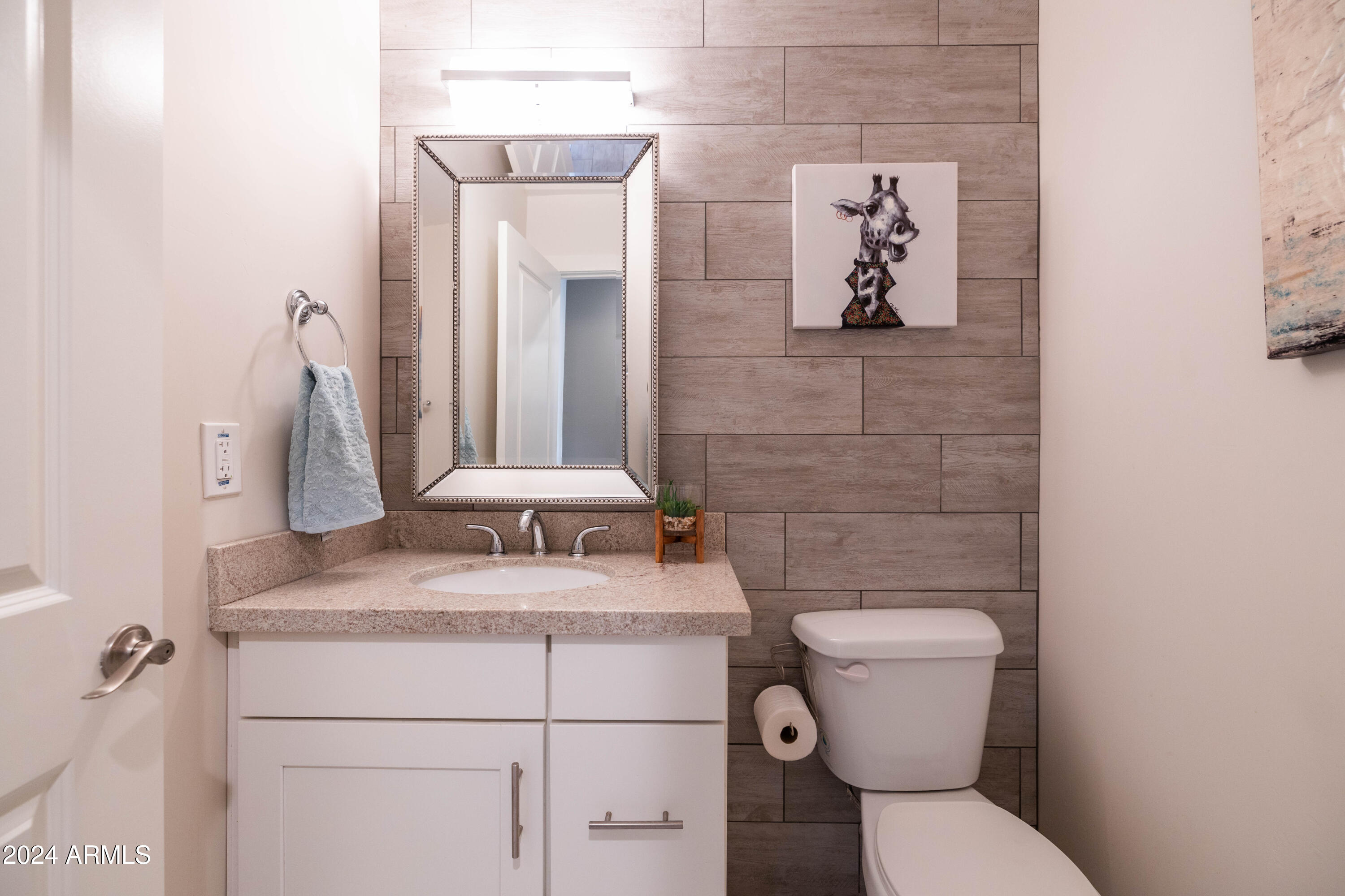 1801 East Hatcher Road Phoenix, AZ 85020 - Photo 22 of 77 First Level Powder Room