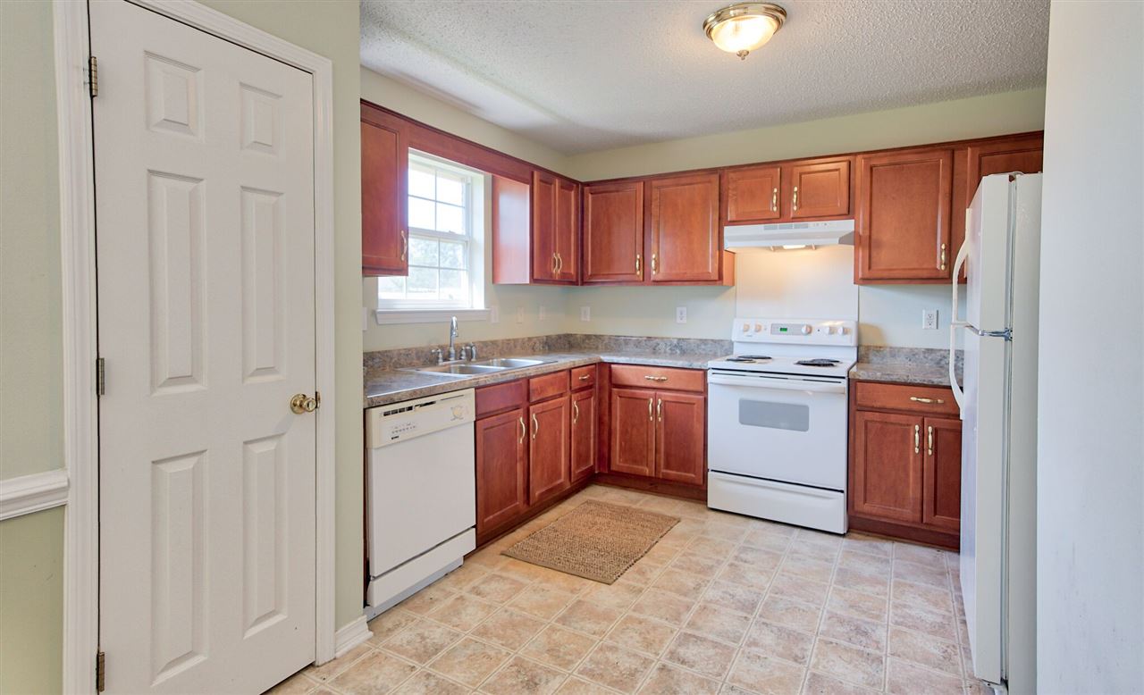 18746 Outlook Drive Loxley, AL 36551 - Photo 10 of 27 Kitchen