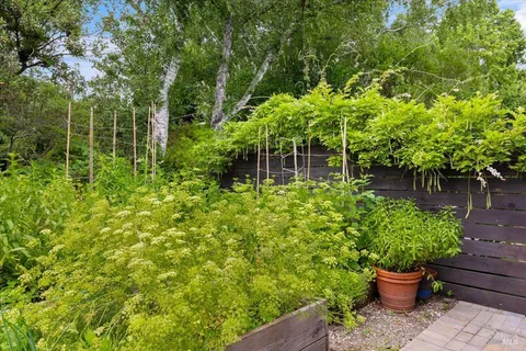 $1,375,000 | 7960 Bella Vista Drive, Sebastopol, CA 95472