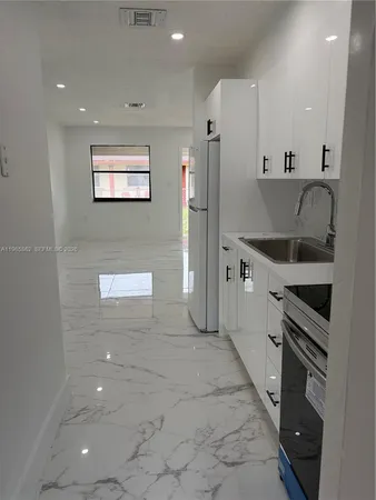 $2,250 | 6172 Southwest 44th Street, Unit 1, Davie, FL 33314