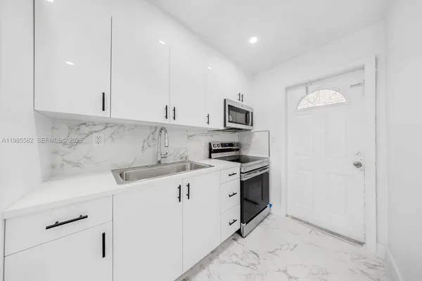 $2,100 | 6172 Southwest 44th Street, Unit 1, Davie, FL 33314