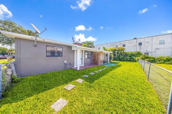 $2,100 | 6172 Southwest 44th Street, Unit 1, Davie, FL 33314