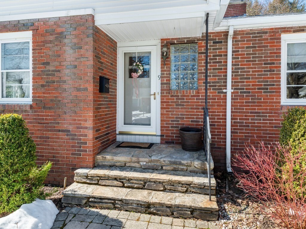 9 Southwood Road Worcester, MA 01609 - Photo 3 of 38 Gallery Image 3