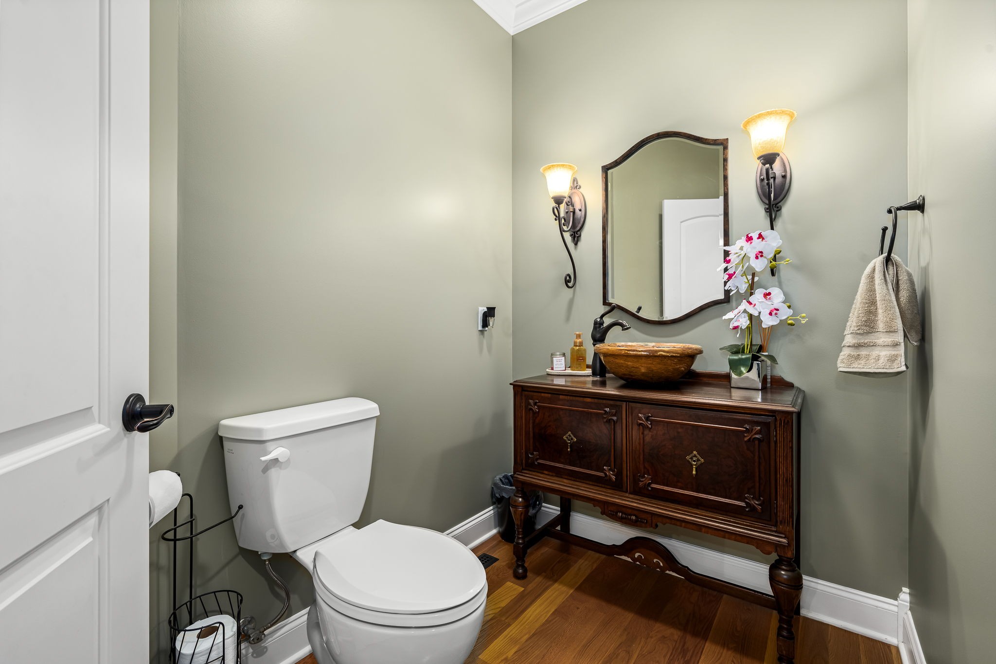 264 Cascade Drive Winchester, TN 37398 - Photo 29 of 86 a bathroom with a toilet a sink and mirror