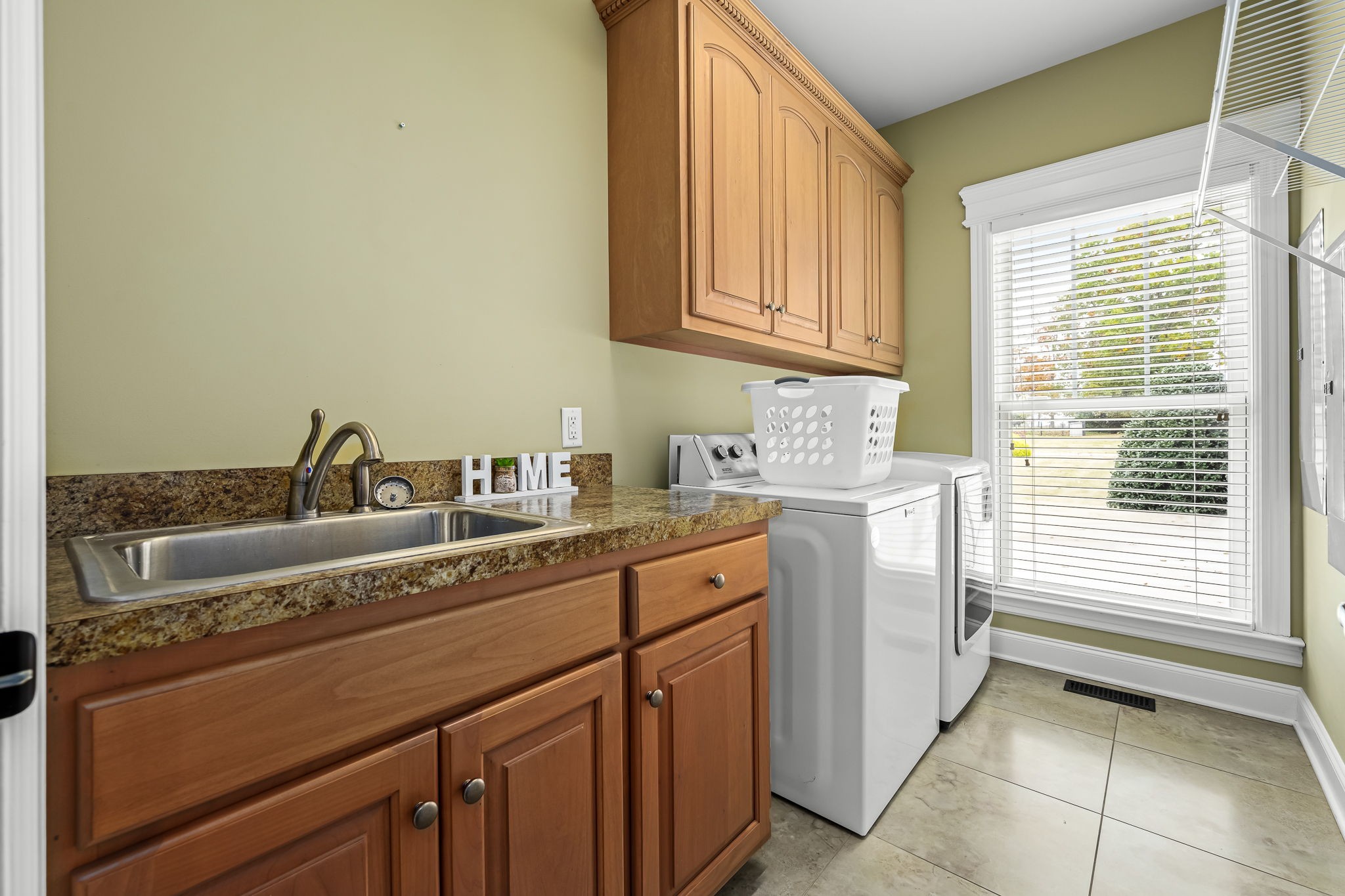 264 Cascade Drive Winchester, TN 37398 - Photo 33 of 86 a utility room with stainless steel appliances granite countertop a sink and dishwasher a stove with wooden floor