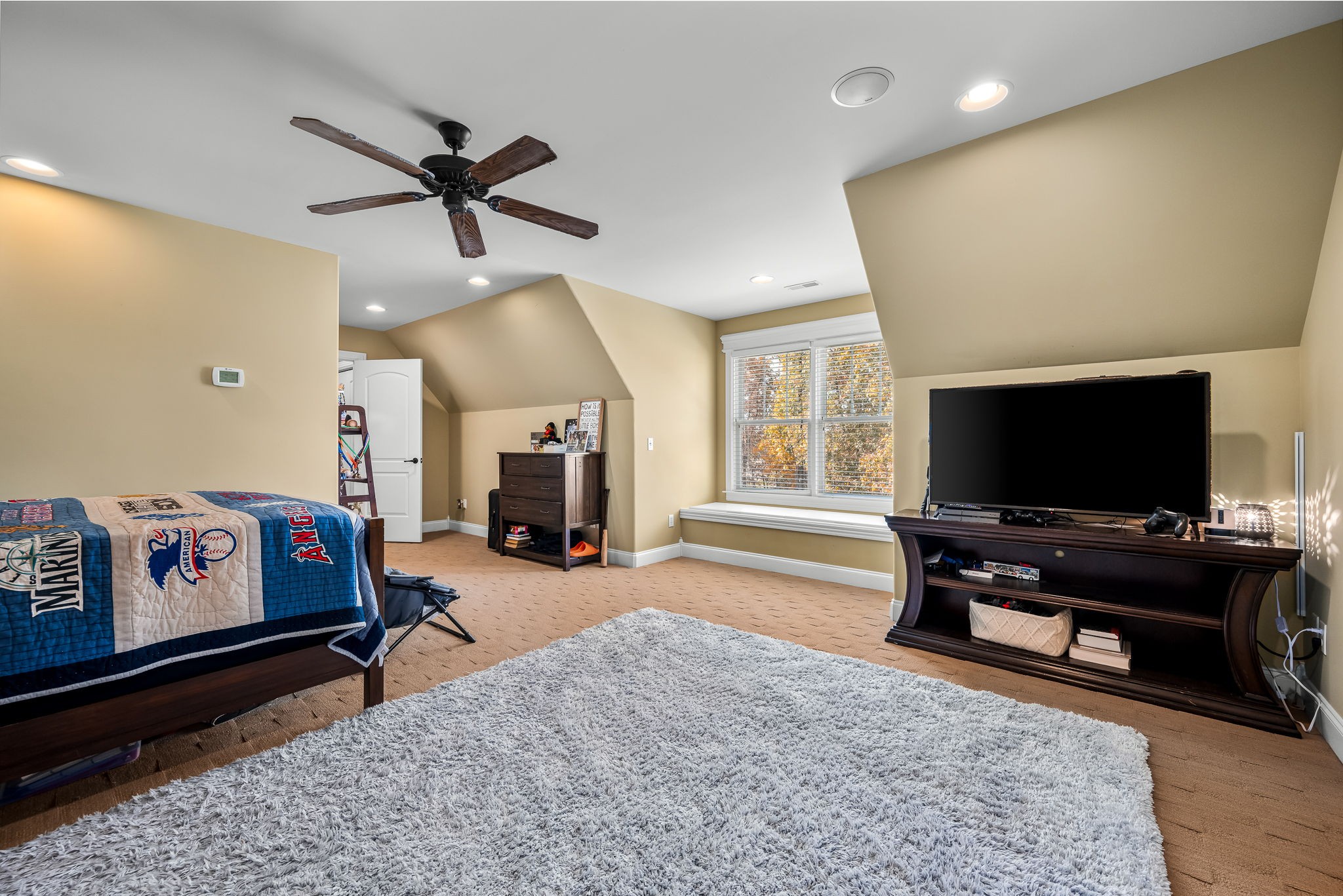264 Cascade Drive Winchester, TN 37398 - Photo 60 of 86 a living room with furniture and a flat screen tv