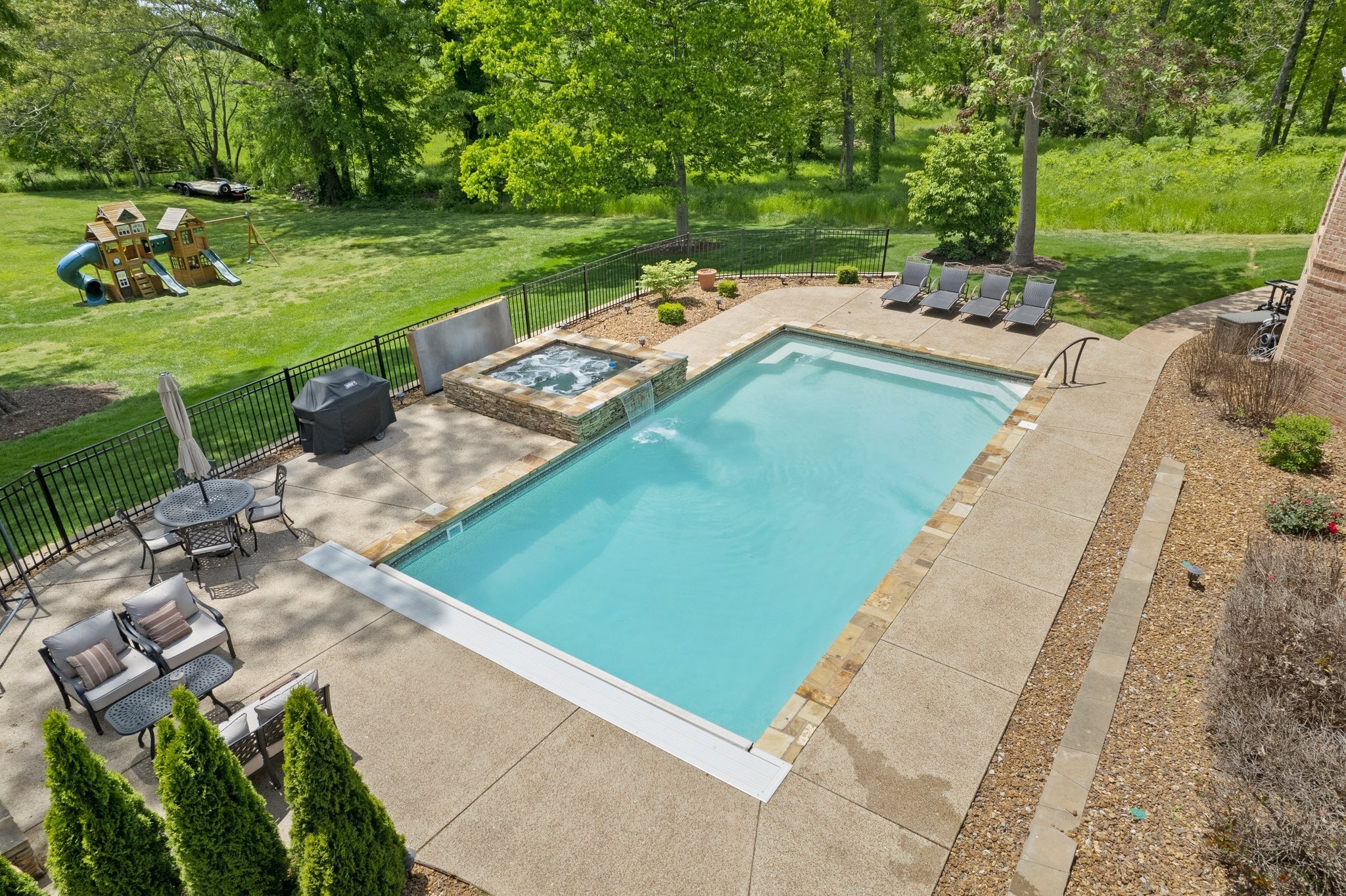 264 Cascade Drive Winchester, TN 37398 - Photo 81 of 86 a view of a backyard with table and chairs
