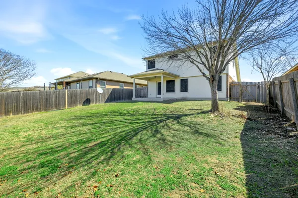 a view of a back yard