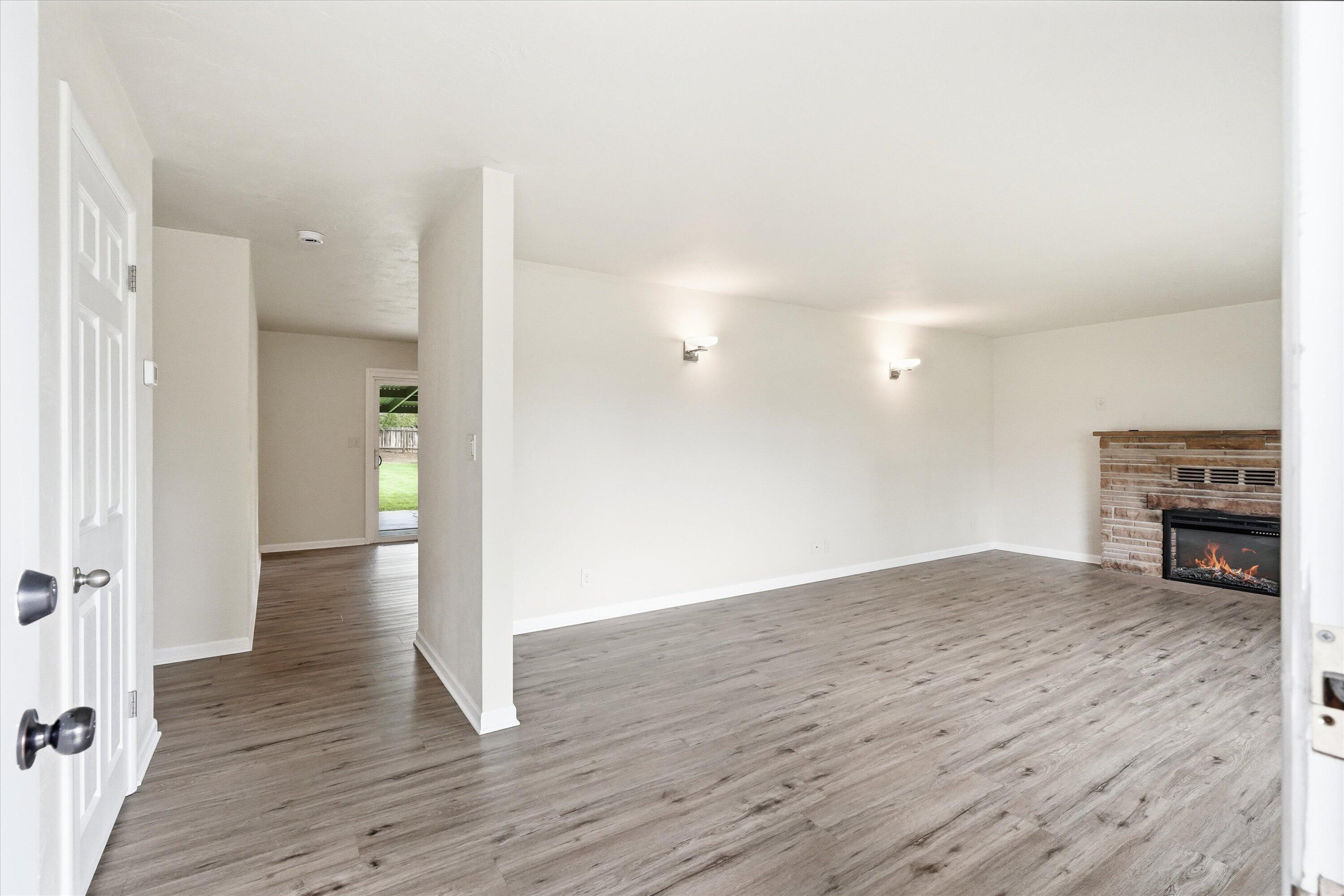 689 South Modoc Avenue Medford, OR 97504 - Photo 5 of 47 View as you walk in front door