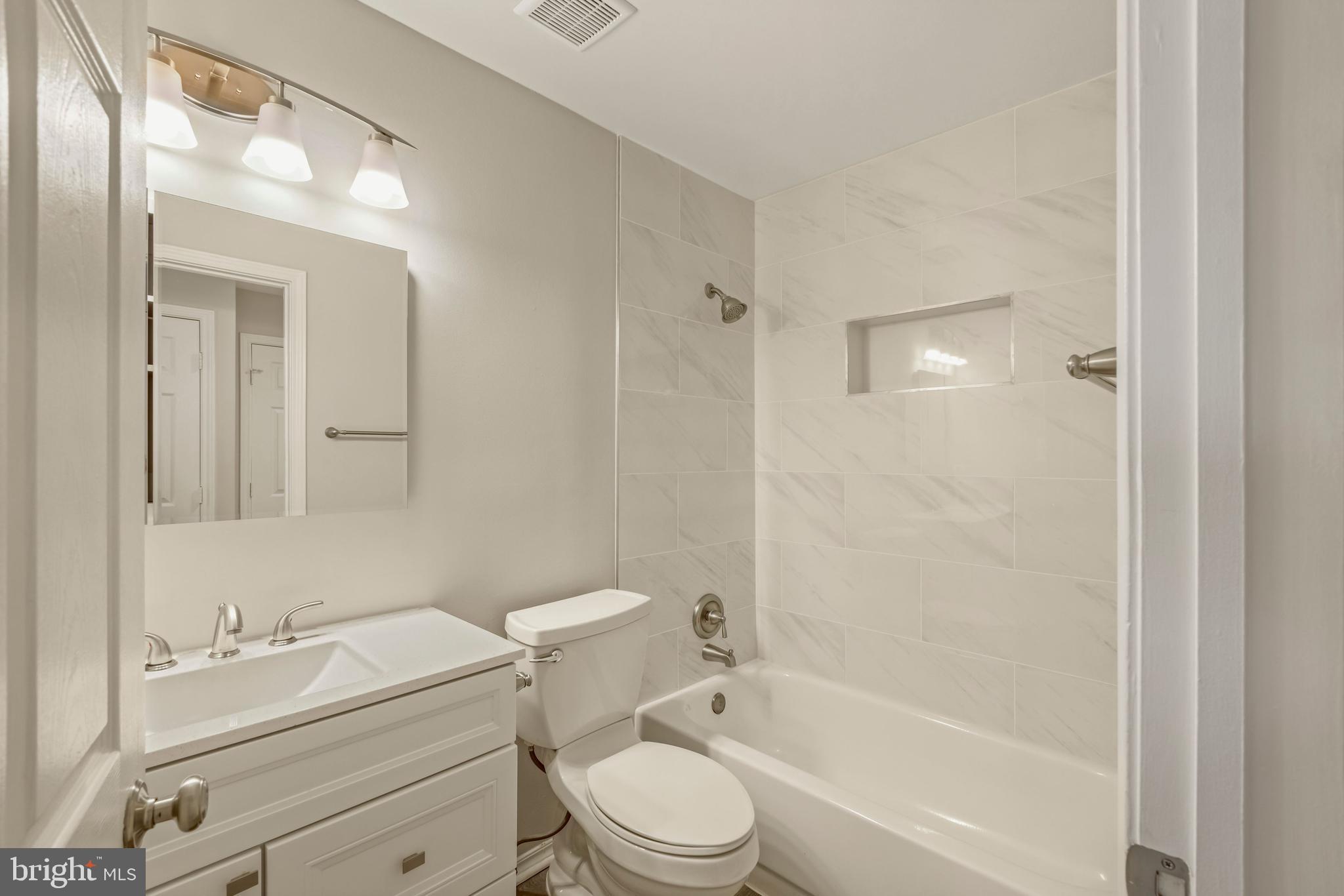 21029 Timber Ridge Terrace, Unit 301 Ashburn, VA 20147 - Photo 19 of 23