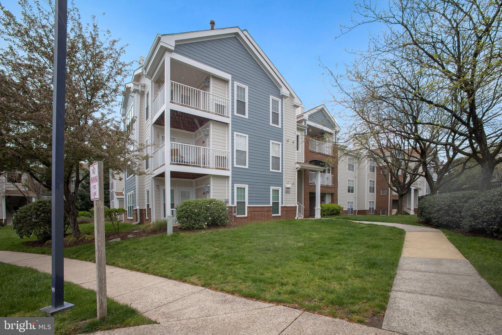 21029 Timber Ridge Terrace, Unit 301 Ashburn, VA 20147 - Photo 4 of 23