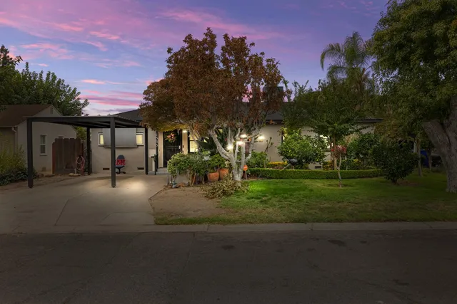 a view of a house with a yard