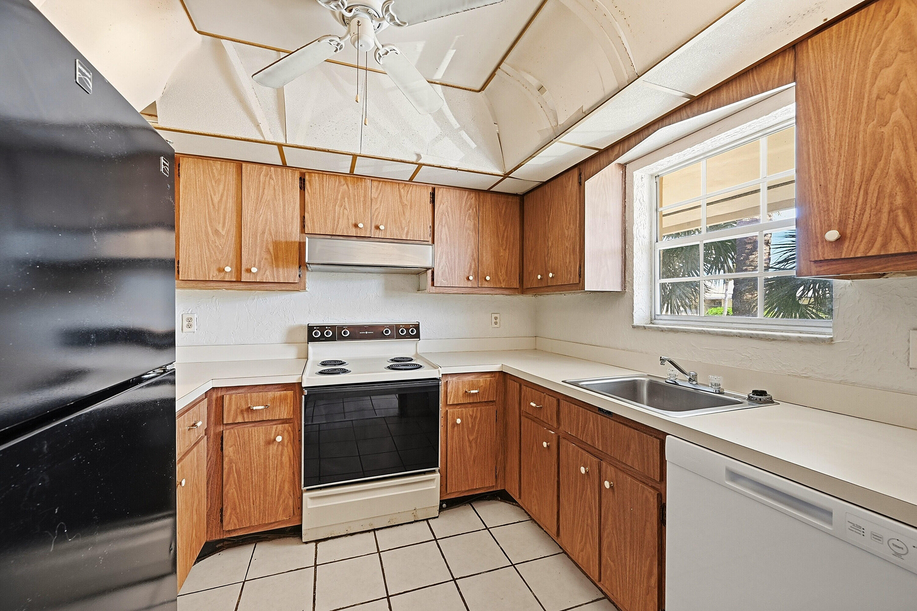 2160 Northeast 36th Street, Unit 37 Lighthouse Point, FL 33064 - Photo 8 of 32 Kitchen