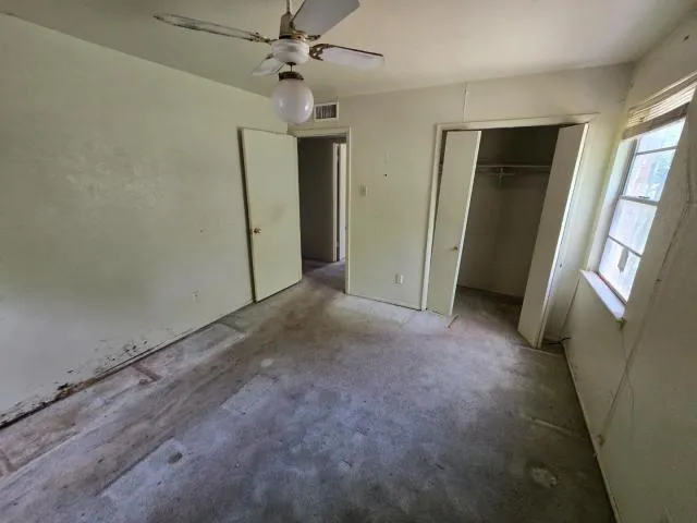 a view of empty room with window