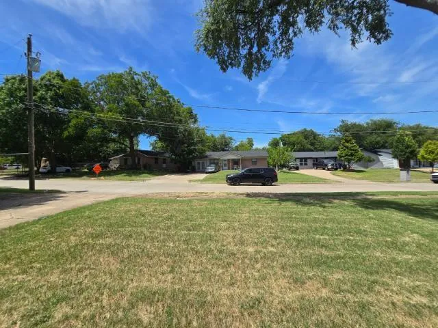 a view of a backyard with pathway
