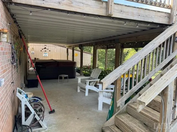 a view of an entryway with patio