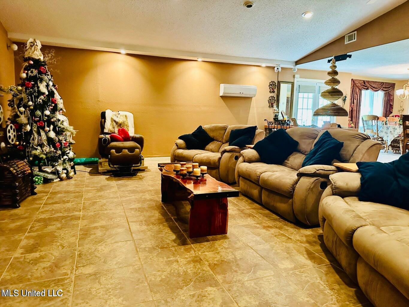 15173 Lorraine Road Biloxi, MS 39532 - Photo 3 of 26 4