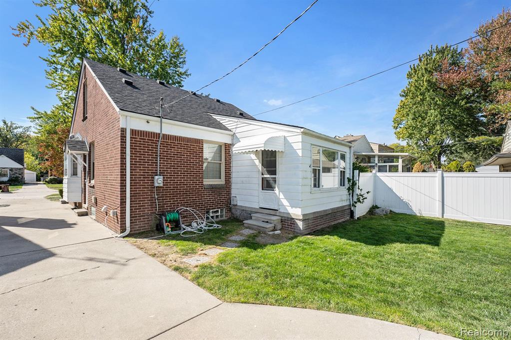 1946 Stanhope Street Grosse Pointe Woods, MI 48236 - Photo 29 of 31