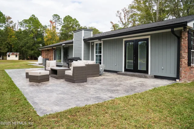 a view of a house with back yard
