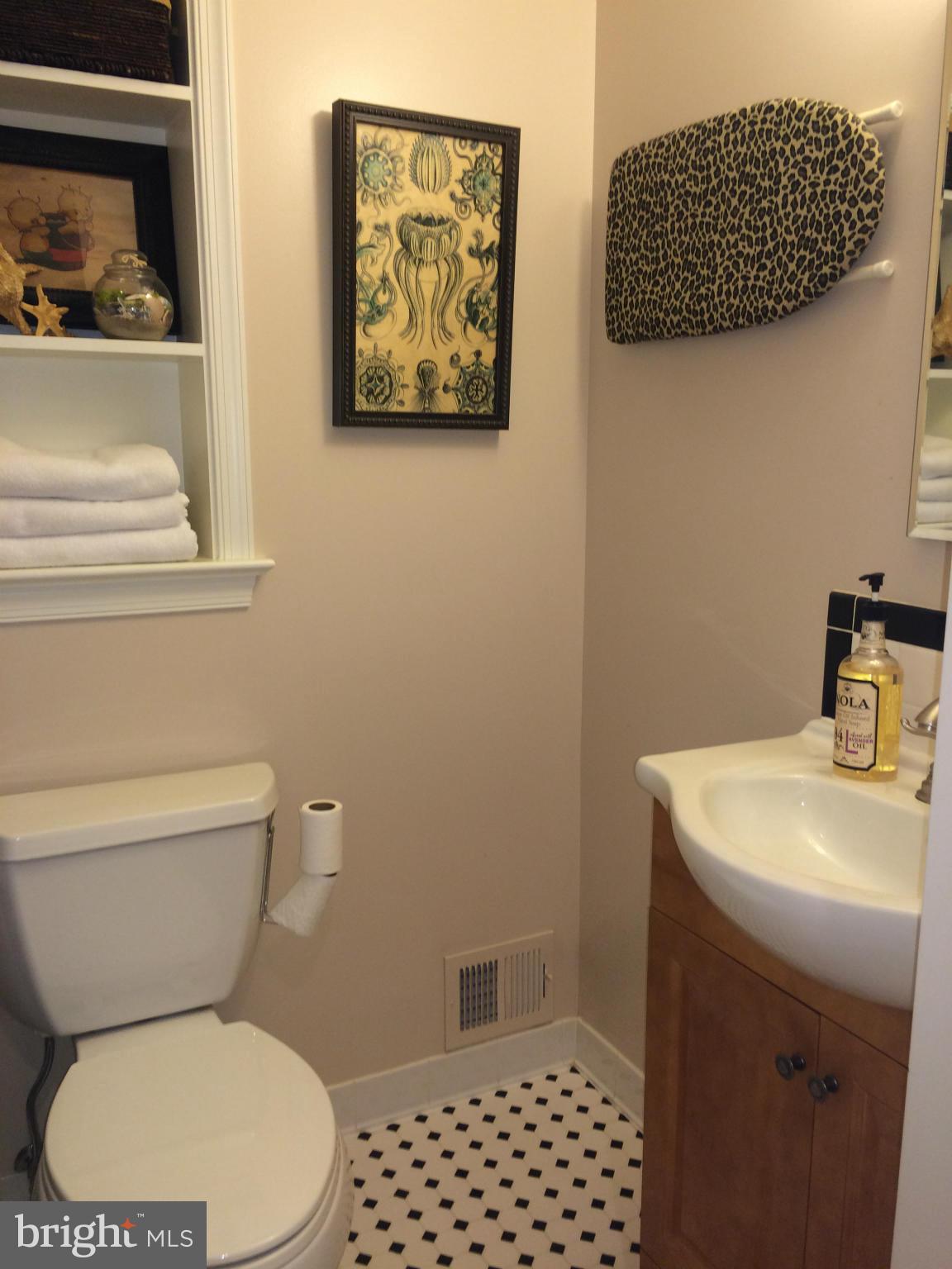6131 Roxbury Avenue Springfield, VA 22152 - Photo 11 of 30 Upstairs Bath 1