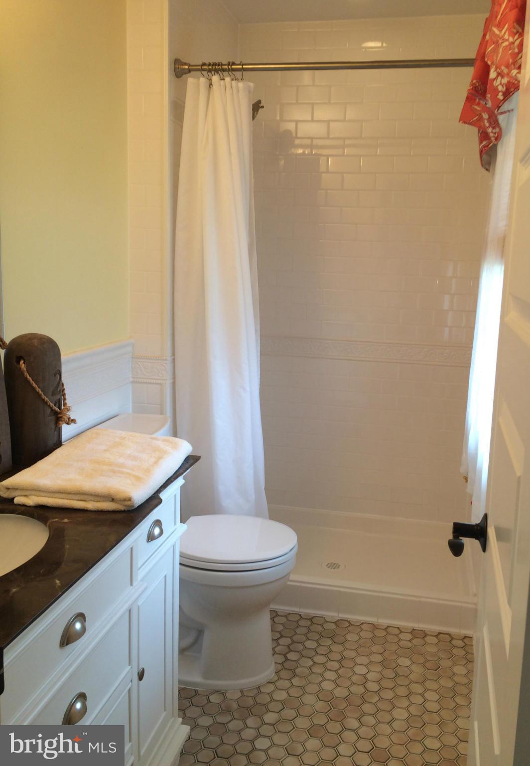 6131 Roxbury Avenue Springfield, VA 22152 - Photo 14 of 30 Upstairs Bath 2