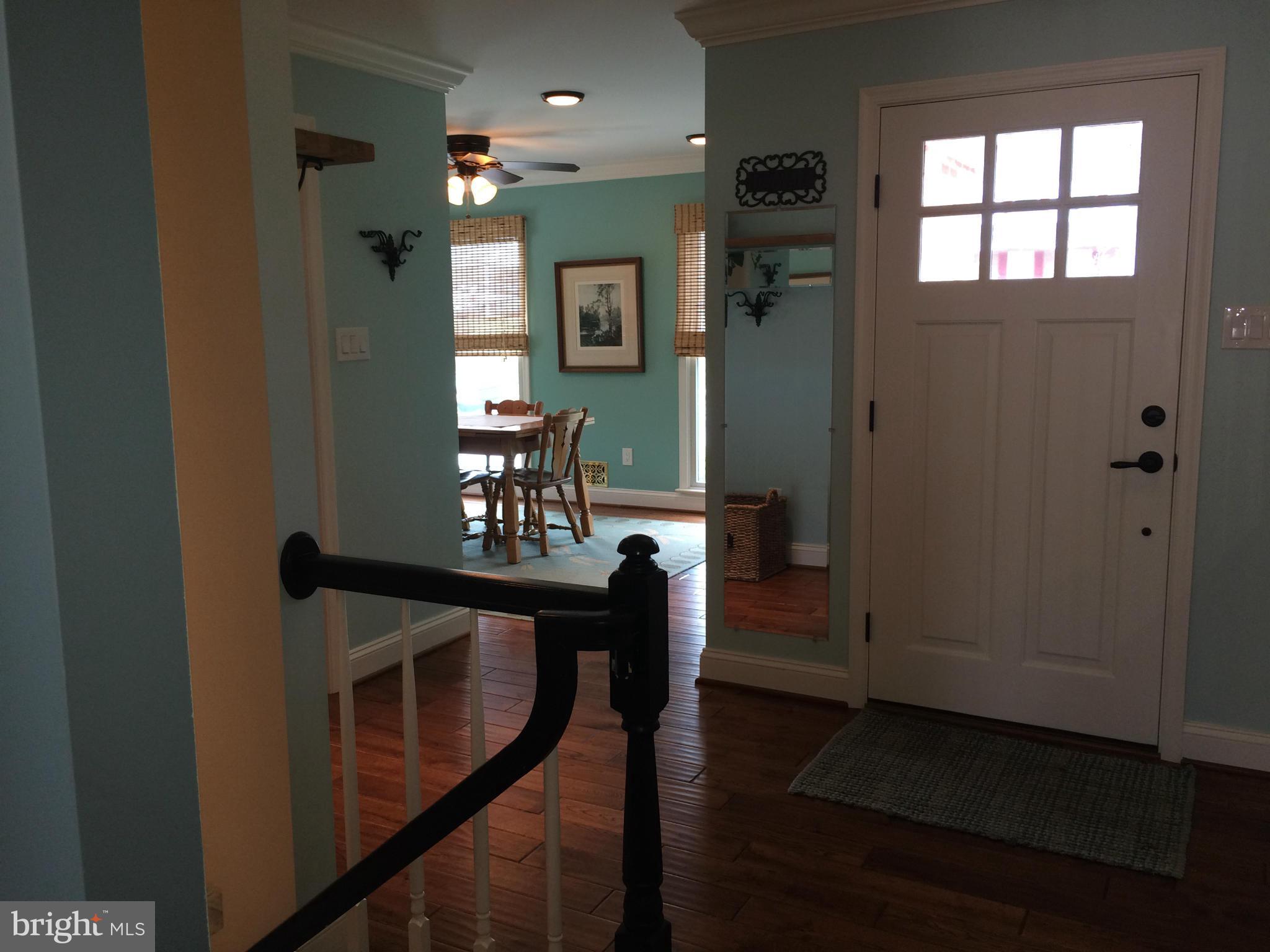 6131 Roxbury Avenue Springfield, VA 22152 - Photo 3 of 30 Foyer