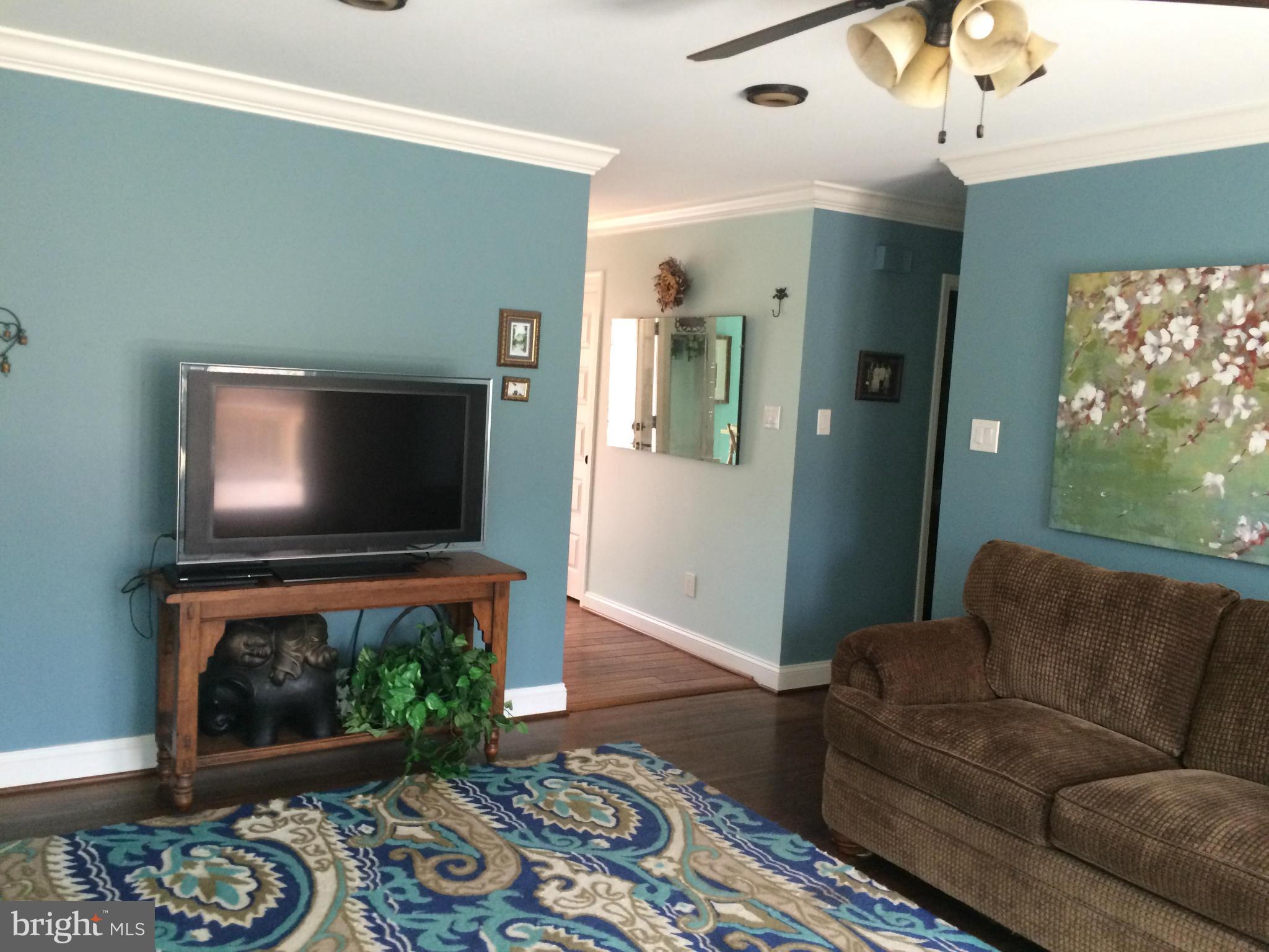 6131 Roxbury Avenue Springfield, VA 22152 - Photo 4 of 30 Living Room