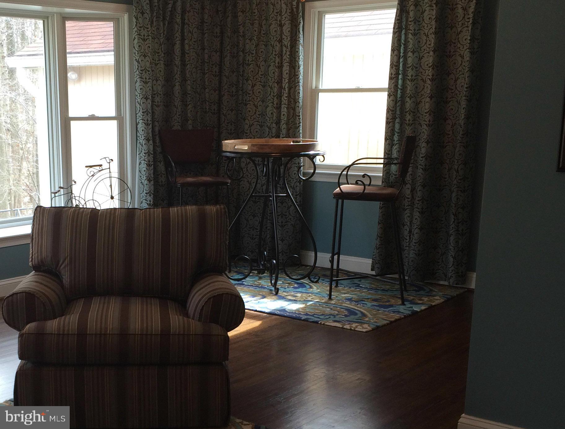6131 Roxbury Avenue Springfield, VA 22152 - Photo 5 of 30 Living Room