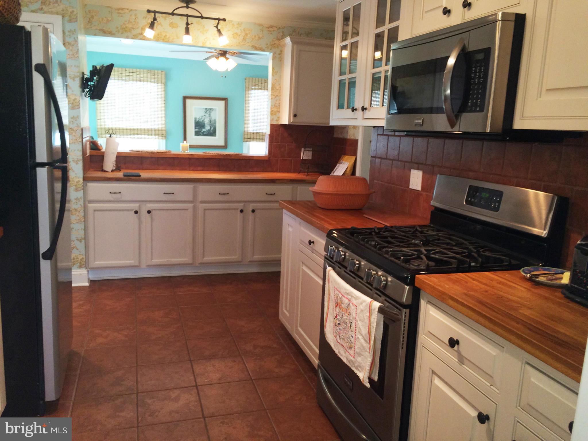 6131 Roxbury Avenue Springfield, VA 22152 - Photo 8 of 30 Kitchen