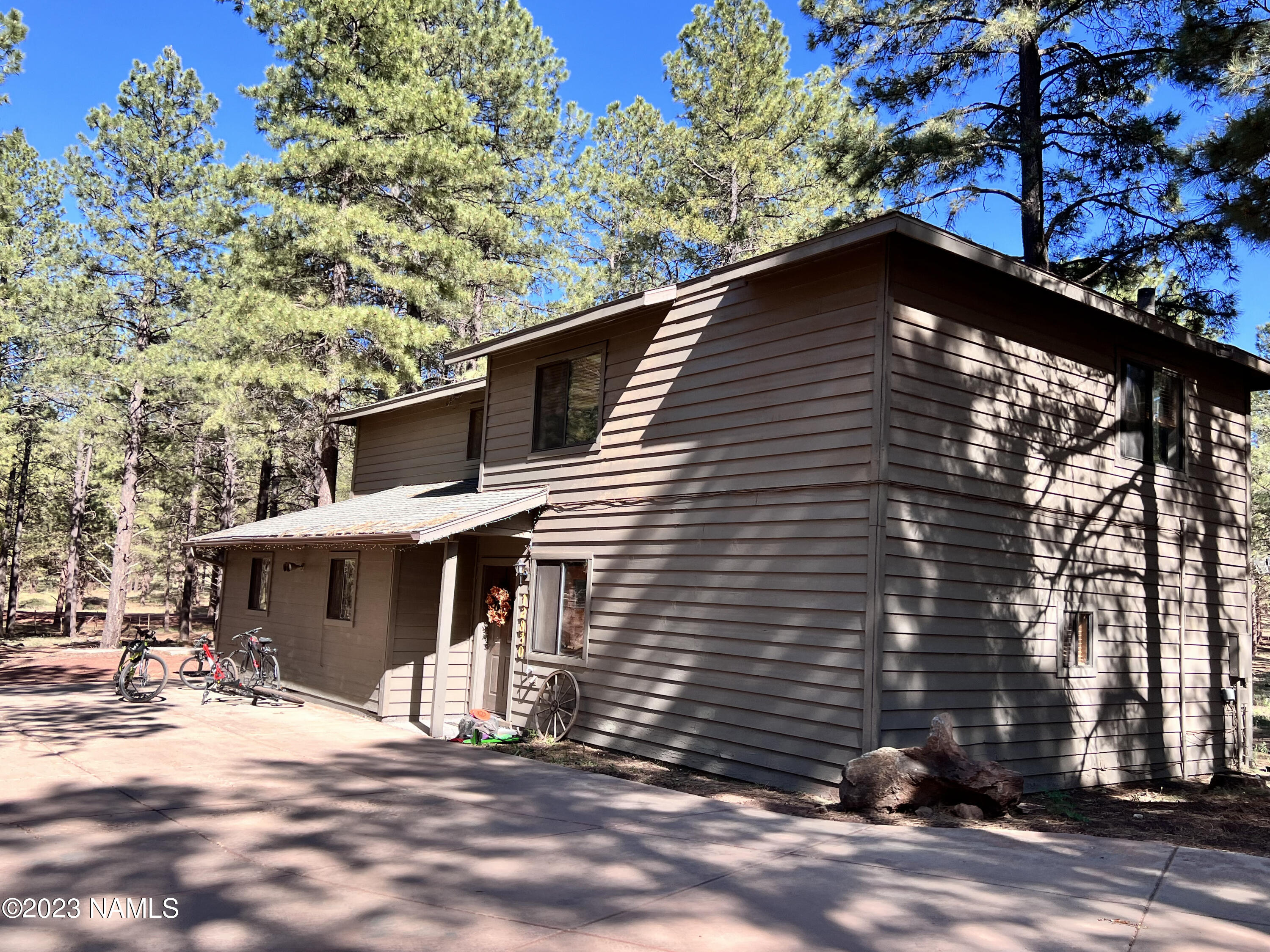 12830 East Thunder Rdg Road Parks, AZ 86018 - Photo 11 of 97 a front view of a house with a tree