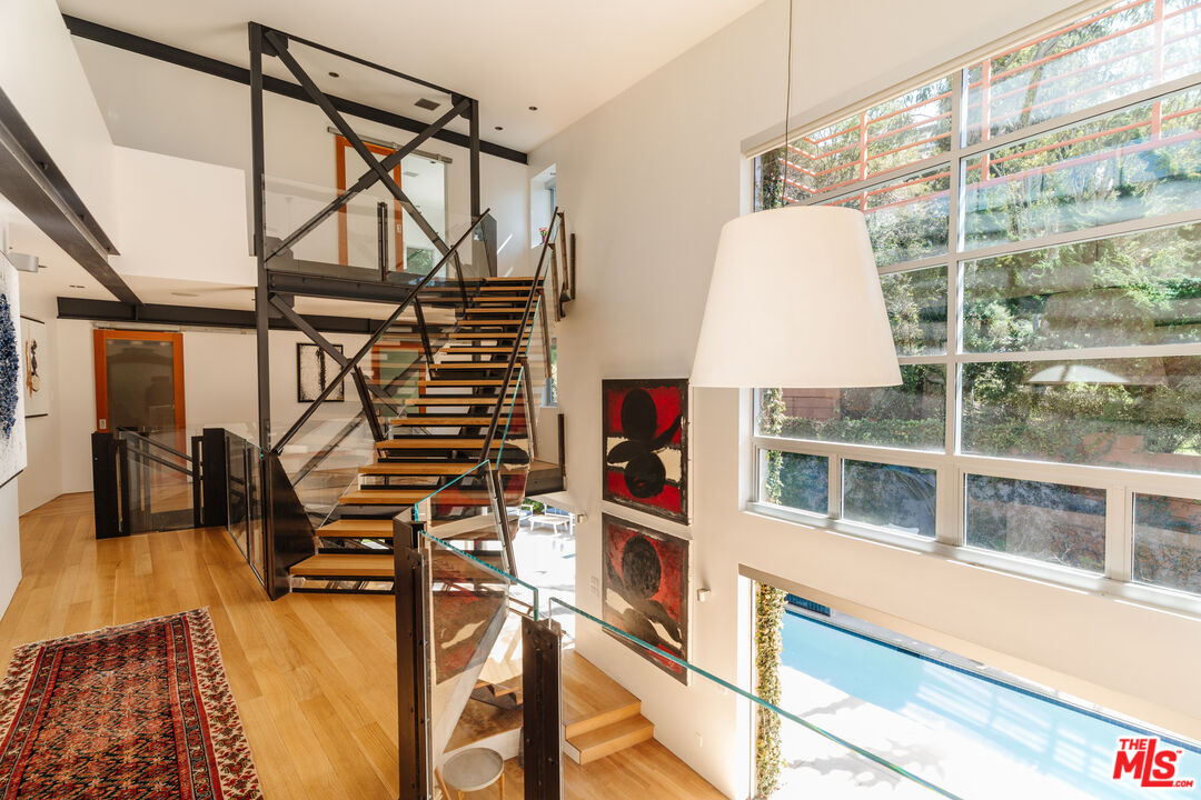 562 Stassi Lane Santa Monica, CA 90402 - Photo 9 of 31