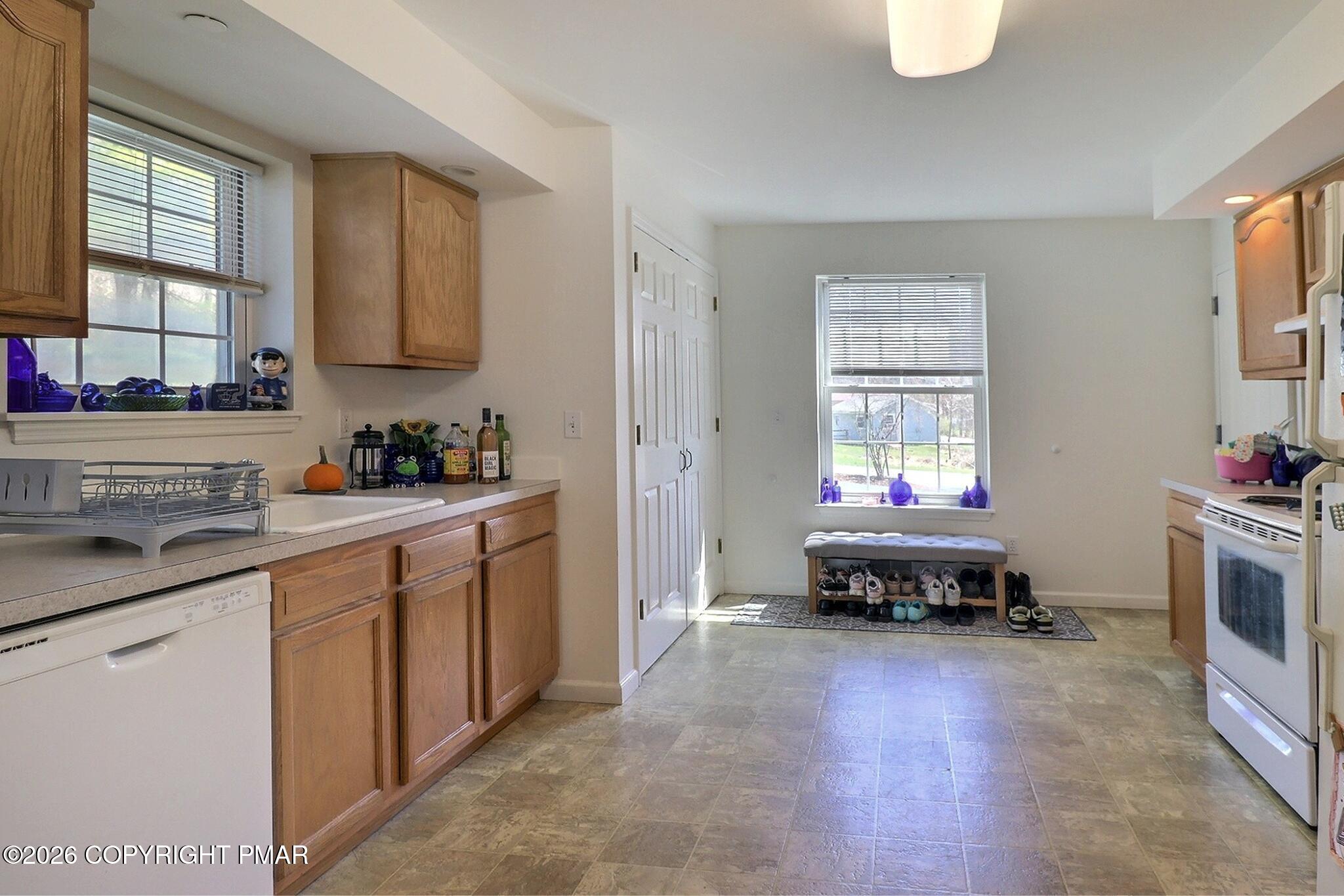 457 Hickory Valley Road Stroudsburg, PA 18360 - Photo 8 of 50 Middle Unit