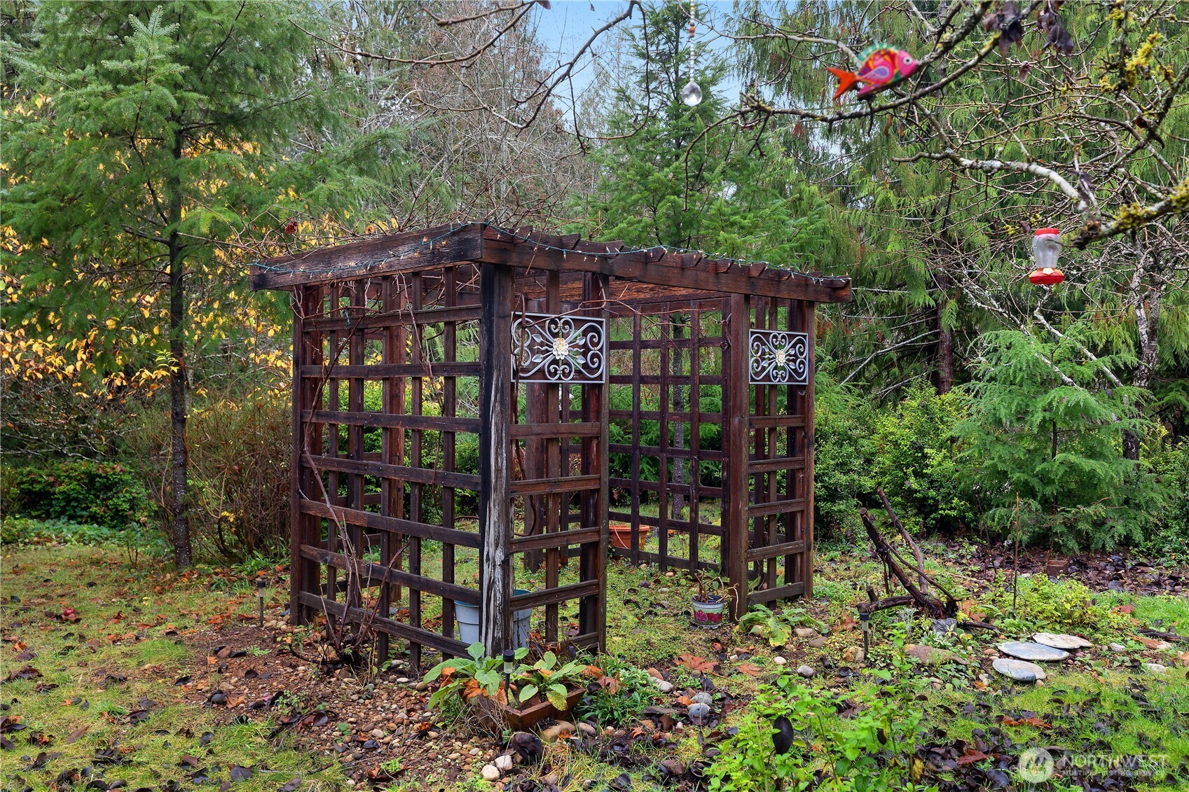 310 East Olde Lyme Road Shelton, WA 98584 - Photo 19 of 34 a wooden bench sitting in front of a building