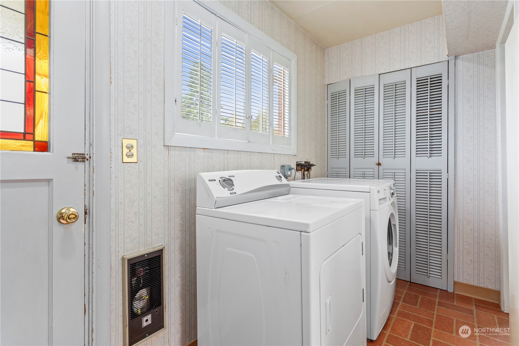 1809 Harris Avenue Bellingham, WA 98225 - Photo 20 of 27 a utility room with dryer and washer