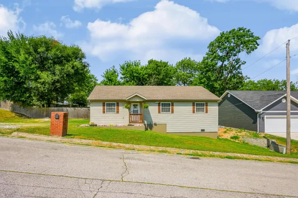 $225,000 | 2010 Sally Ann Avenue, Neosho, MO 64850
