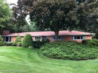 964 Dursley Road Bloomfield Hills, MI 48304 - Photo 4 of 35 Front Landscaping.jpg