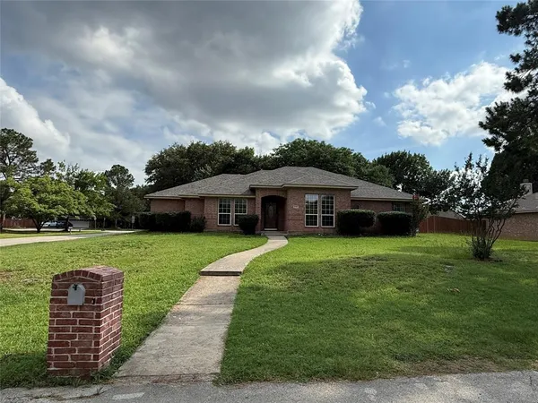 $2,350 | 5700 Cherrywood Lane, Arlington, TX 76016