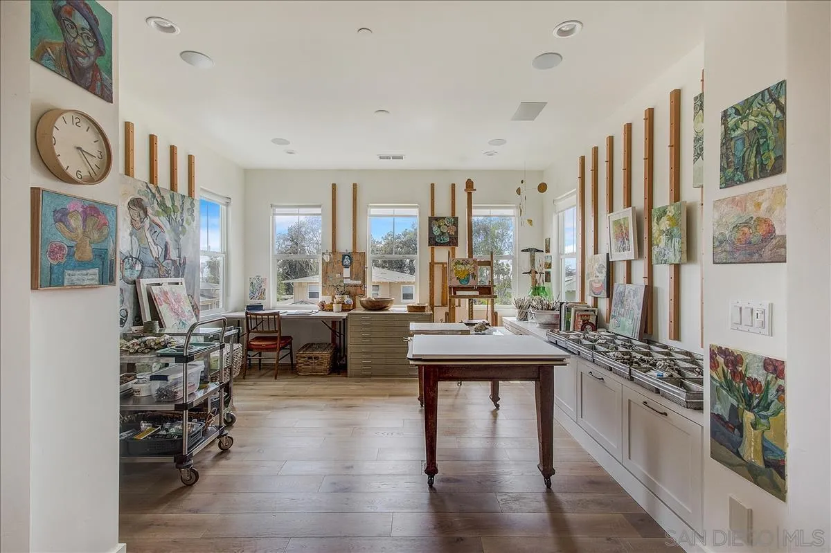 656 Jocelyn Way Encinitas, CA 92024 - Photo 22 of 35 a very nice looking room with a large window