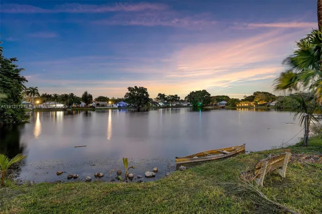 $525,000 | 12911 Southwest 17th Place, Davie, FL 33325