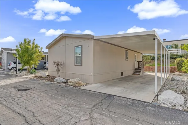 a view of backyard of the house