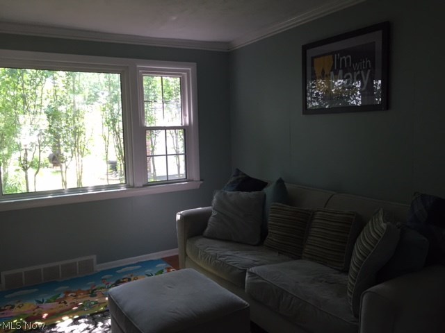 3643 Latimore Road Beachwood, OH 44122 - Photo 4 of 16 Cozy Family Room w/Hardwood Floor and Picture Window Overlooking Backyard.