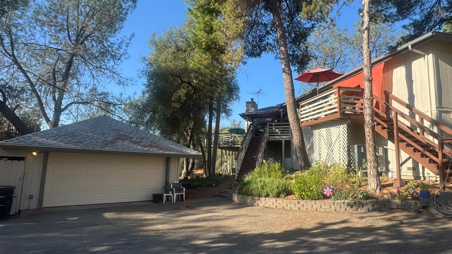 31160 Revis Road Coarsegold, CA 93614 - Photo 2 of 15 a front view of a house with a yard