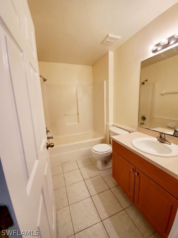 4652 27th Street Southwest Lehigh Acres, FL 33973 - Photo 10 of 21 a bathroom with a double vanity sink toilet mirror and bathtub