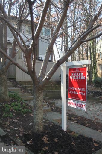12005 Insha Court Reston, VA 20191 - Photo 22 of 22 a sign that is on the side of the road