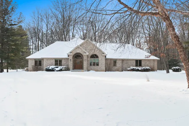 $749,900 | 2817 Brook Hills Drive, Green Bay, WI 54313