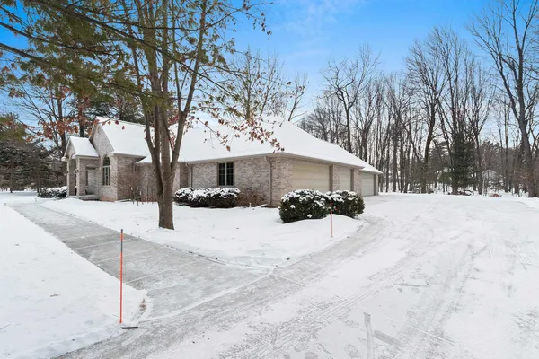 $749,900 | 2817 Brook Hills Drive, Green Bay, WI 54313