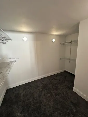en empty room with an empty space