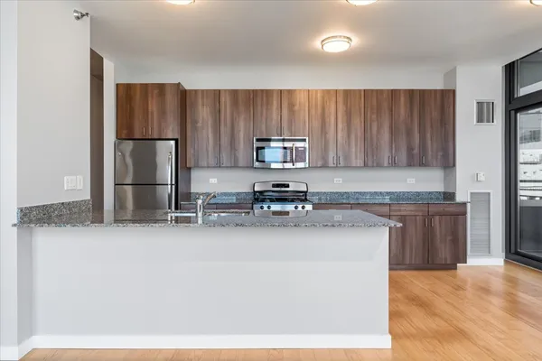 $3,400 | 235 West Van Buren Street, Unit 2801, Chicago, IL 60607