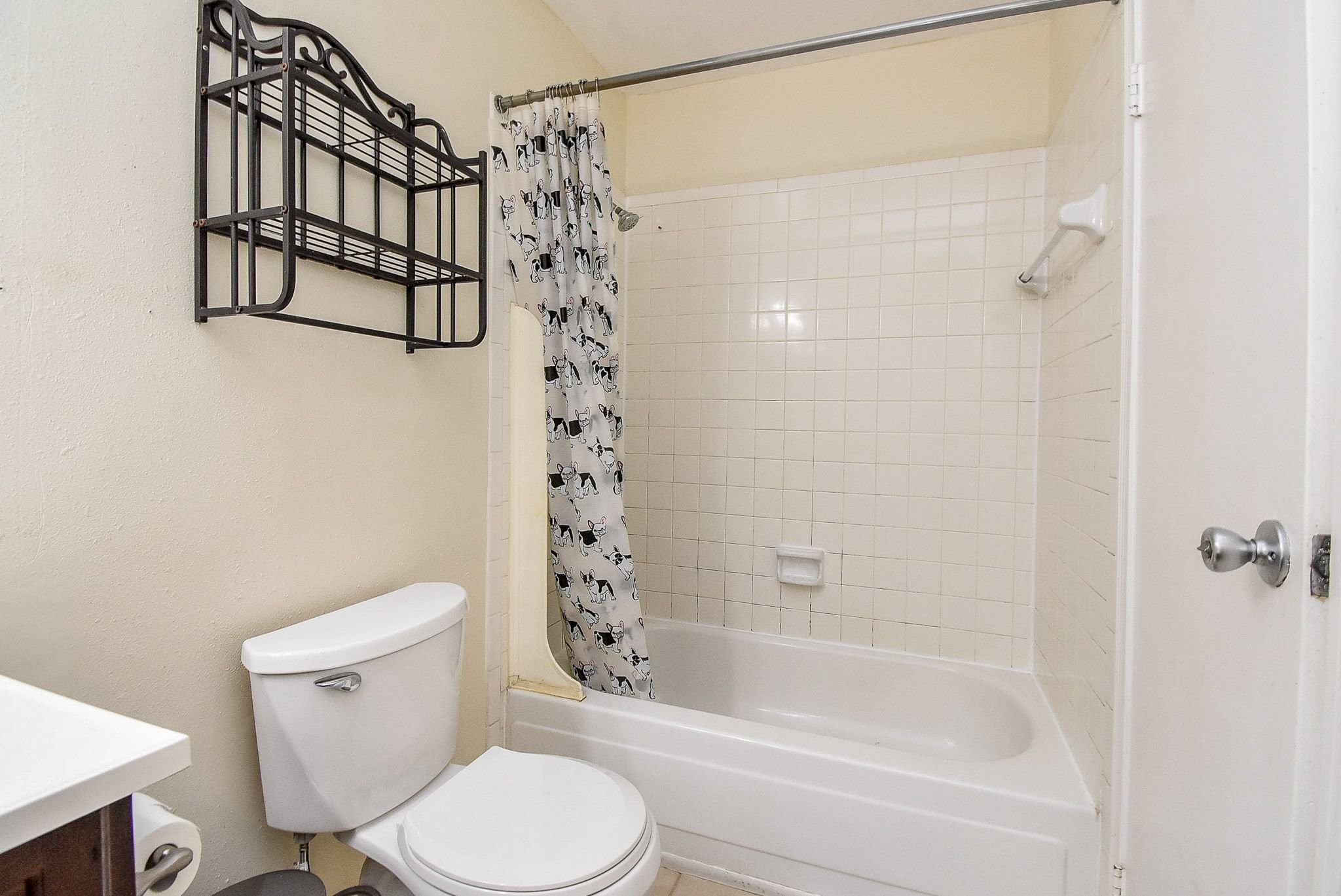 12660 Ashford Point Drive, Unit 507 Houston, TX 77082 - Photo 16 of 28 a white toilet sitting next to a bath tub